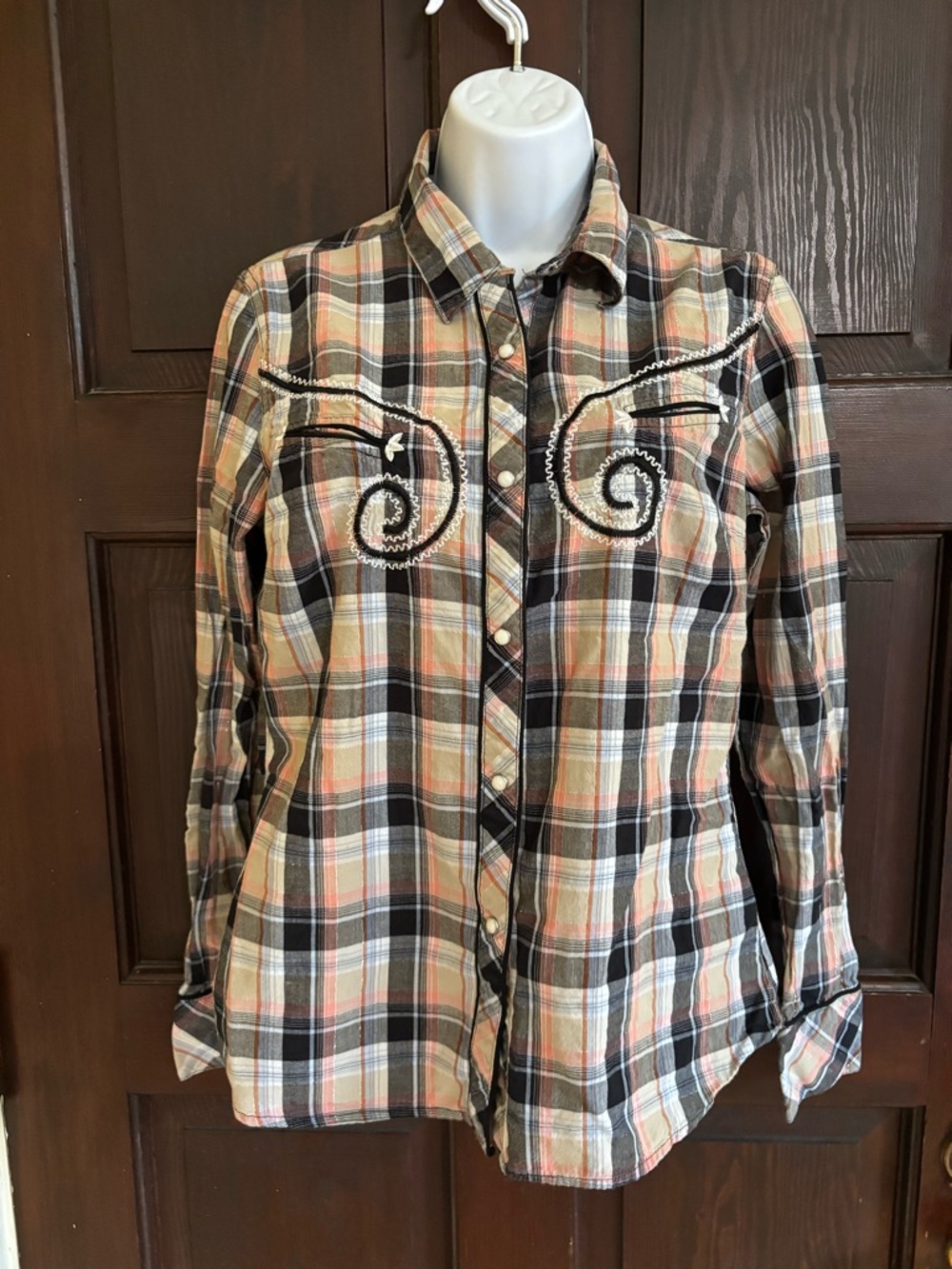 Woman’s Plaid Snap-Front Western Cowgirl Shirt in Tan, Black & Peach